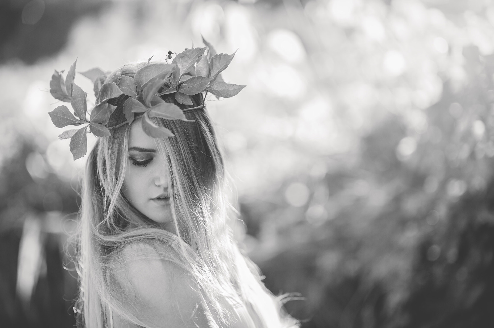 ritratto di ragazza con corona di fiori