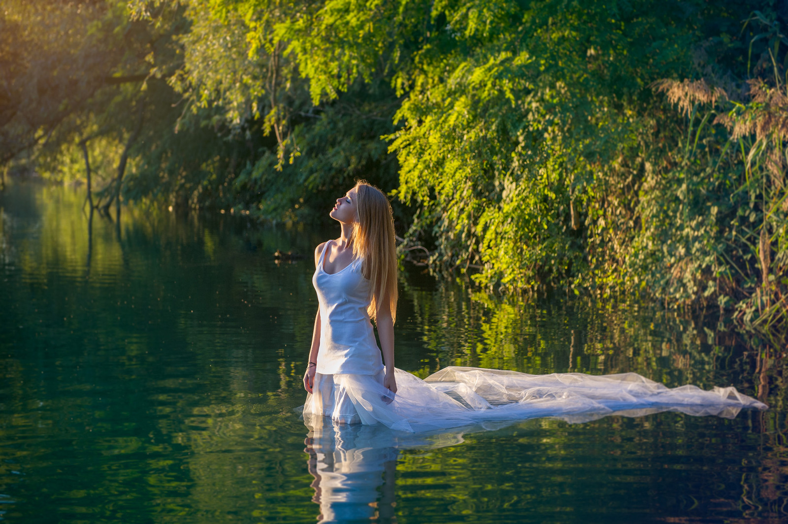 ragazza nell'acqua